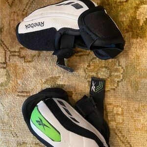 Jr Medium Reebok Hockey/ LaCrosse Elbow Pads